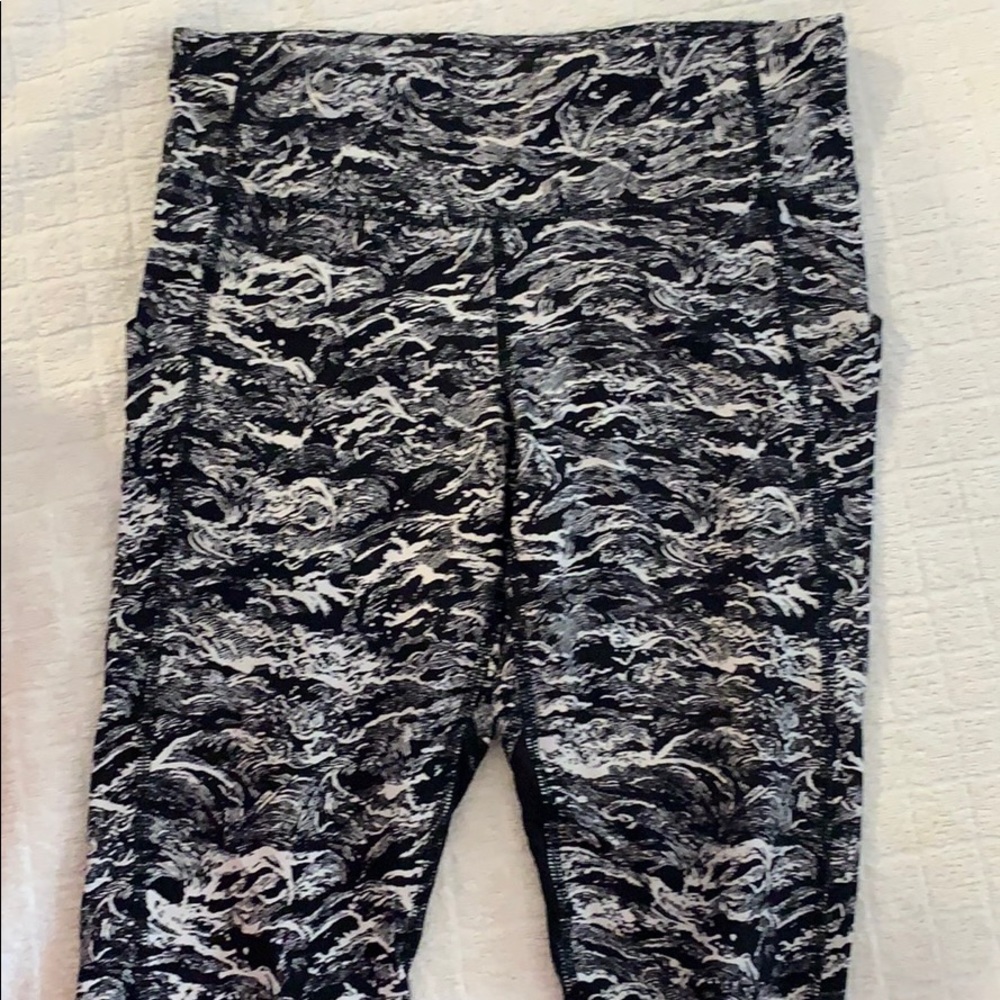 Lululemon pattered pace rival crop!